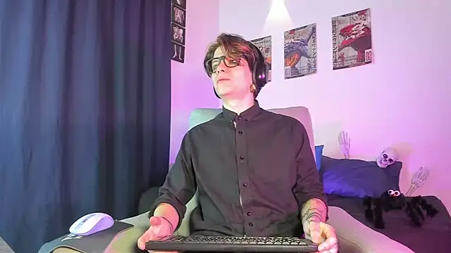 Snapshot of Jerry_Cole chatting on 10/22/25, 01:28 Jerry Cole online show from 10/22/25, 01:28