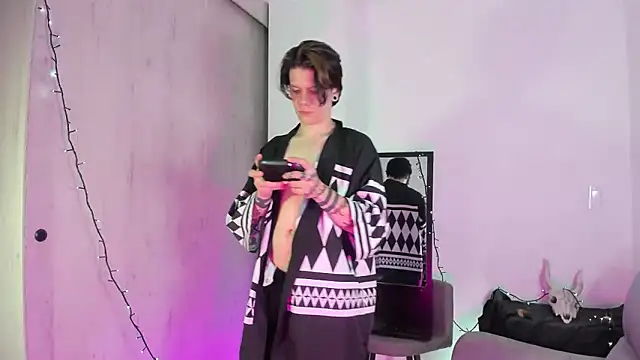 Snapshot of Jerry_Cole chatting on 12/13/25, 10:48 Jerry Cole online show from 12/13/25, 10:48