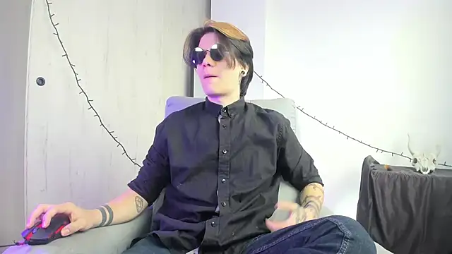 Snapshot of Jerry_Cole chatting on 12/17/25, 03:29 Jerry Cole online show from 12/17/25, 03:29