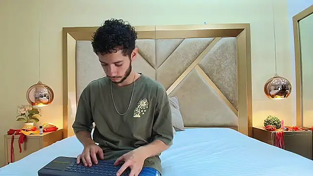 Snapshot of EthanCollen chatting on 10/01/25, 10:05 EthanCollen online show from 10/01/25, 10:05