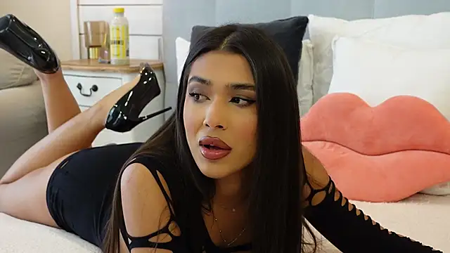 Snapshot of MyaMuse chatting on 10/20/25, 09:54 MyaMuse online show from 10/20/25, 09:54