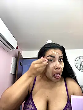 Snapshot of SienaWild chatting on 12/17/25, 03:01 SienaWild online show from 12/17/25, 03:01