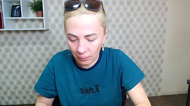 EmmaCat  online show from 10/04/25, 04:32