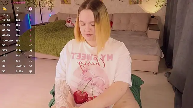 Snapshot of Aki_nohana chatting on 10/10/25, 11:42 Aki nohana online show from 10/10/25, 11:42