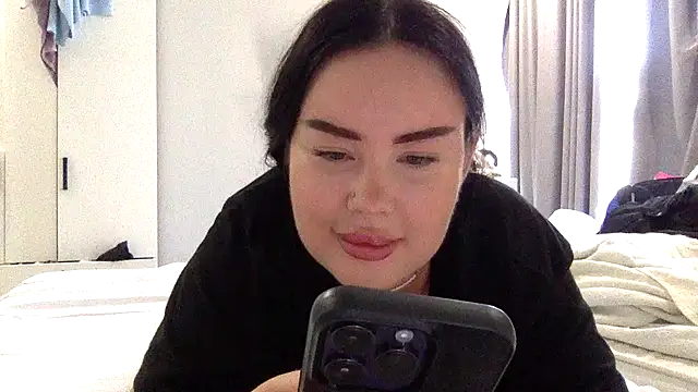 Snapshot of Eveliith chatting on 10/08/25, 12:03 Eveliith online show from 10/08/25, 12:03