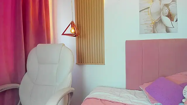 Snapshot of KoraRousee chatting on 10/10/25, 12:59 KoraRousee online show from 10/10/25, 12:59