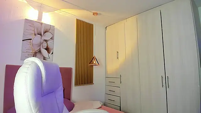 Snapshot of KoraRousee chatting on 10/16/25, 01:12 KoraRousee online show from 10/16/25, 01:12