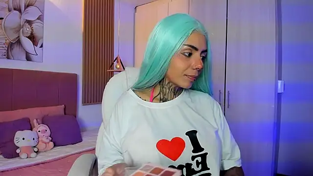 Snapshot of KoraRousee chatting on 10/18/25, 01:34 KoraRousee online show from 10/18/25, 01:34