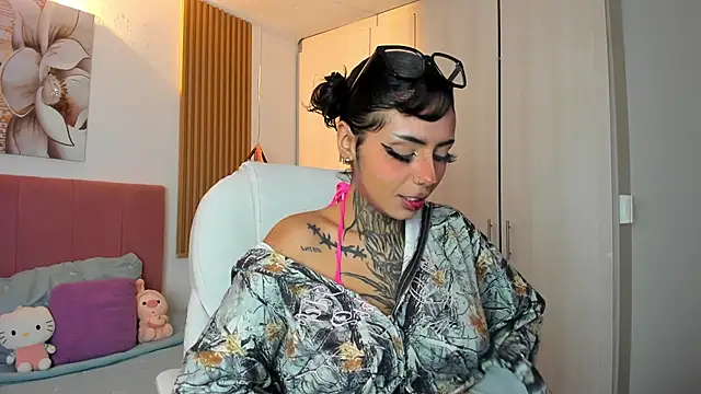 Snapshot of KoraRousee chatting on 10/25/25, 01:40 KoraRousee online show from 10/25/25, 01:40