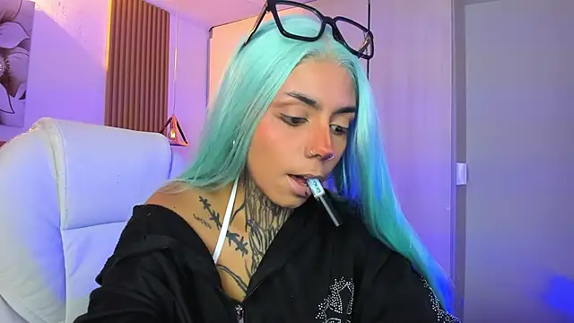 Snapshot of KoraRousee chatting on 10/30/25, 01:23 KoraRousee online show from 10/30/25, 01:23