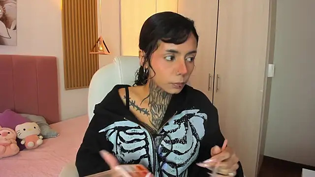 Snapshot of KoraRousee chatting on 11/03/25, 01:23 KoraRousee online show from 11/03/25, 01:23