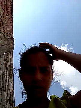 Snapshot of Saloni-Gupta chatting on 09/28/25, 08:09 Saloni-Gupta online show from 09/28/25, 08:09