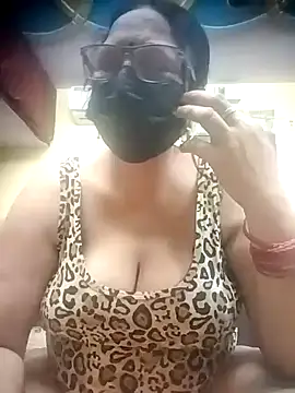 Snapshot of thehotlady chatting on 04/06/26, 02:53 thehotlady online show from 04/06/26, 02:53