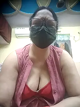 Snapshot of thehotlady chatting on 04/07/26, 02:56 thehotlady online show from 04/07/26, 02:56