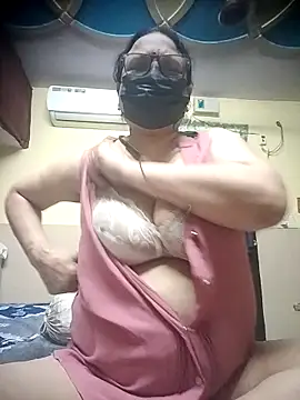 Snapshot of thehotlady chatting on 04/18/26, 04:16 thehotlady online show from 04/18/26, 04:16