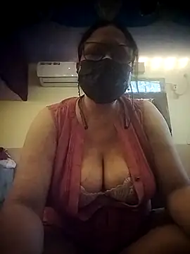 Snapshot of thehotlady chatting on 04/20/26, 11:35 thehotlady online show from 04/20/26, 11:35