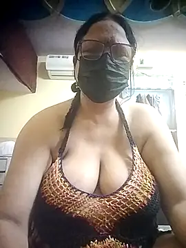 Snapshot of thehotlady chatting on 04/22/26, 03:31 thehotlady online show from 04/22/26, 03:31