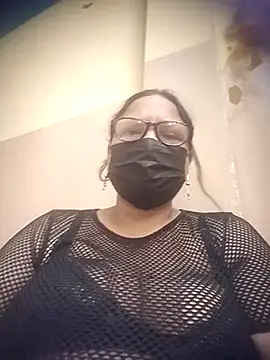 Snapshot of thehotlady chatting on 06/23/26, 04:10 thehotlady online show from 06/23/26, 04:10