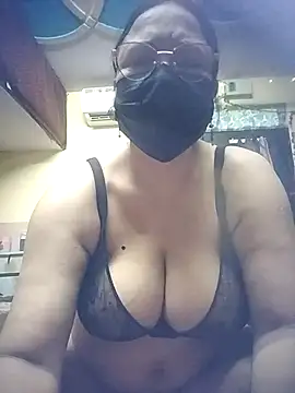 Snapshot of thehotlady chatting on 07/23/26, 04:10 thehotlady online show from 07/23/26, 04:10