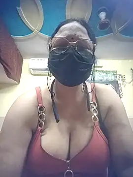 Snapshot of thehotlady chatting on 07/31/26, 03:39 thehotlady online show from 07/31/26, 03:39