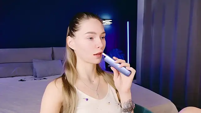 Snapshot of Melloudy chatting on 11/16/25, 07:03 Melloudy online show from 11/16/25, 07:03