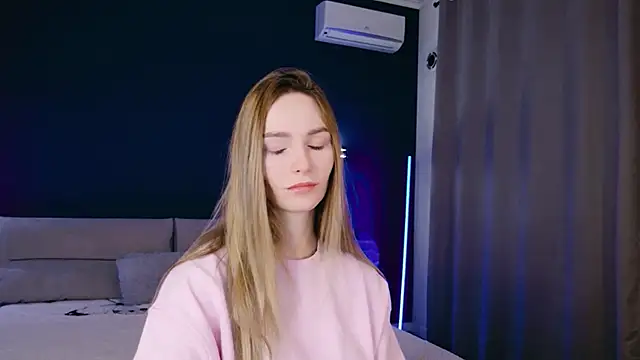 Snapshot of Melloudy chatting on 11/30/25, 07:01 Melloudy online show from 11/30/25, 07:01