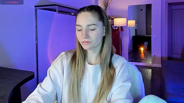 Snapshot of Melloudy chatting on 12/14/25, 07:03 Melloudy online show from 12/14/25, 07:03