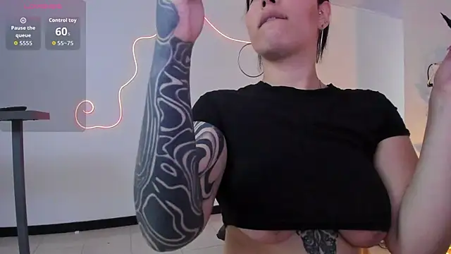 Snapshot of nicoblake chatting on 10/03/25, 12:13 nicoblake online show from 10/03/25, 12:13