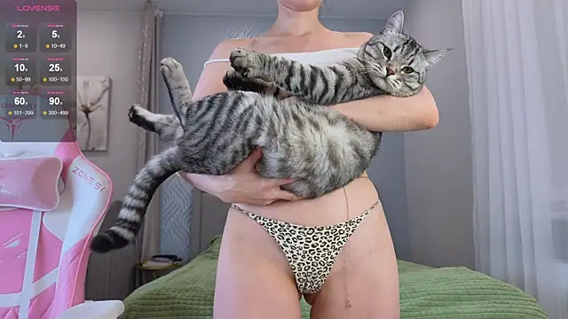 Snapshot of Madison_Davies_ chatting on 10/15/25, 04:01 Madison Davies  online show from 10/15/25, 04:01