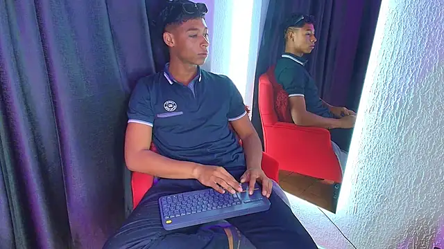 Snapshot of CoffeNaughty_nom chatting on 09/18/25, 04:25 CoffeNaughty nom online show from 09/18/25, 04:25