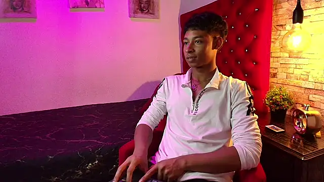 Snapshot of CoffeNaughty_nom chatting on 10/05/25, 04:00 CoffeNaughty nom online show from 10/05/25, 04:00