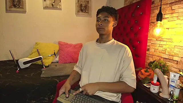 Snapshot of CoffeNaughty_nom chatting on 10/22/25, 04:24 CoffeNaughty nom online show from 10/22/25, 04:24