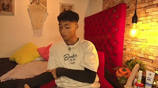 Snapshot of CoffeNaughty_nom chatting on 10/23/25, 04:12 CoffeNaughty nom online show from 10/23/25, 04:12