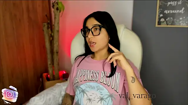 Snapshot of val_varago chatting on 12/14/25, 12:49 val varago online show from 12/14/25, 12:49