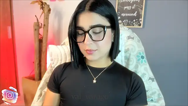 Snapshot of val_varago chatting on 08/06/26, 04:25 val varago online show from 08/06/26, 04:25