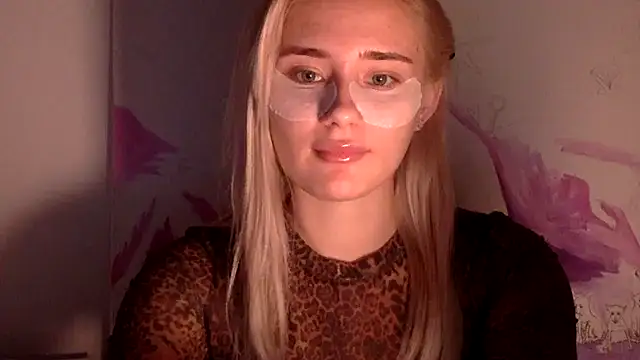 Snapshot of Rosvann chatting on 09/20/25, 04:08 Rosvann online show from 09/20/25, 04:08