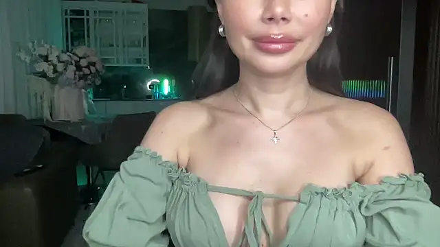 Snapshot of Orlinah chatting on 11/07/25, 10:32 Orlinah online show from 11/07/25, 10:32