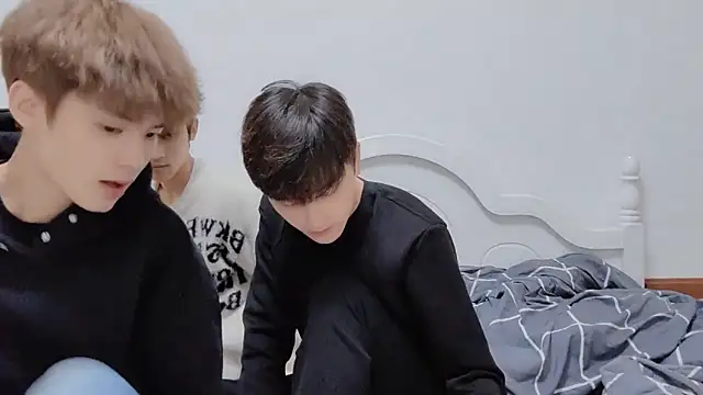 xiaoyi2563 online show from 10/12/25, 01:10