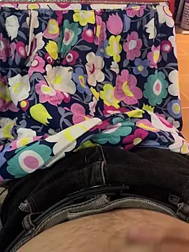 Snapshot of qeer098755 chatting on 11/12/25, 10:04 qeer098755 online show from 11/12/25, 10:04