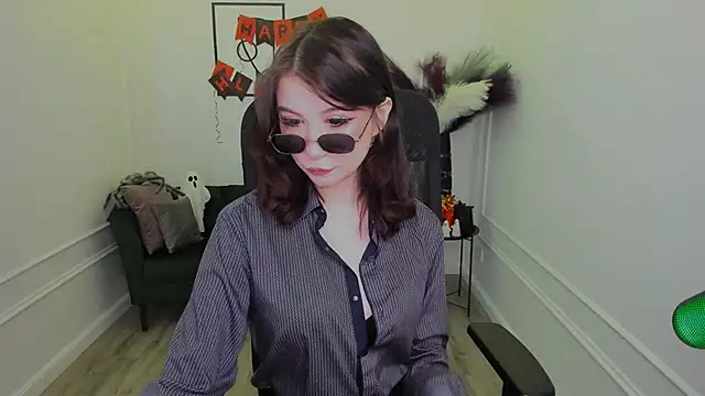 Snapshot of MeLLSawertyq chatting on 10/31/25, 07:37 MeLLSawertyq online show from 10/31/25, 07:37