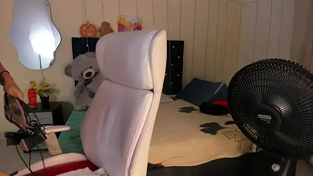 Snapshot of MalakChauriye chatting on 11/12/25, 07:35 MalakChauriye online show from 11/12/25, 07:35