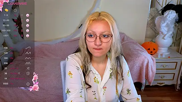 JuicyLullu online show from 11/10/25, 11:20