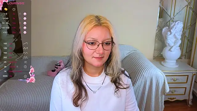 JuicyLullu online show from 11/22/25, 11:20