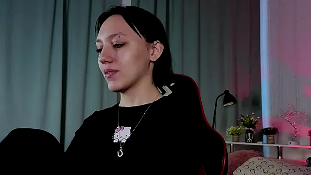 Snapshot of AdeliceLenoir chatting on 10/11/25, 02:04 AdeliceLenoir online show from 10/11/25, 02:04