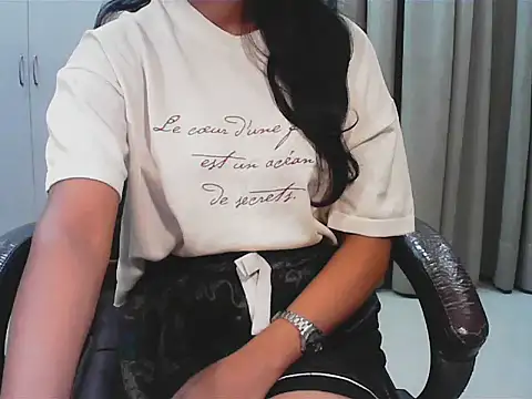 Snapshot of short_girl_ chatting on 11/07/25, 04:40 short girl online show from 11/07/25, 04:40