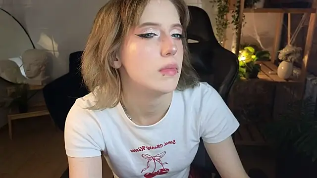 Snapshot of MorgyAsuna_ chatting on 11/05/25, 01:33 MorgyAsuna online show from 11/05/25, 01:33