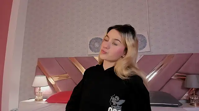 ChloeLaurentt online show from 12/03/25, 12:58