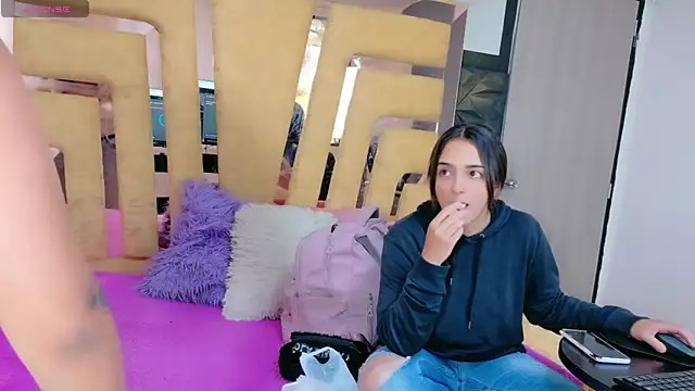 Snapshot of CailinANDrouse chatting on 10/31/25, 12:39 CailinANDrouse online show from 10/31/25, 12:39