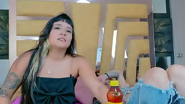 Snapshot of CailinANDrouse chatting on 11/03/25, 12:28 CailinANDrouse online show from 11/03/25, 12:28