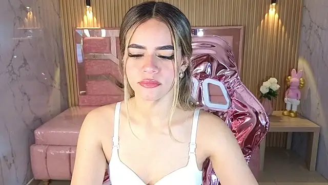 Snapshot of lilith4_s chatting on 11/17/25, 08:25 lilith4 s online show from 11/17/25, 08:25